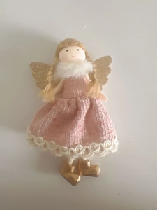 Détail de poupée ange rose faite main avec ailes dorées et bottes pour décor de Noël