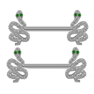Détail de piercings téton serpent argenté avec zircons blancs et yeux gemmes verts