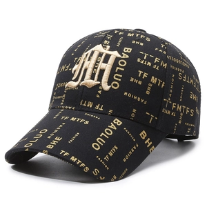 Casquette noire avec broderie dorée 3D et imprimé métallique, vue de profil à 45 degrés