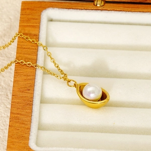 Collier élégant avec pendentif coquillage doré et perle dans un écrin en bois chic
