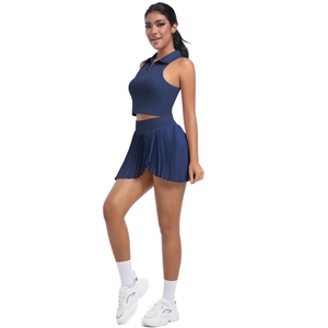 Détail de l'ensemble de sport bleu marine avec haut sans manches et jupe plissée