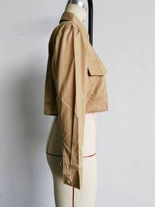 Détail de la poche de poitrine et du poignet boutonné de cette chemise courte marron