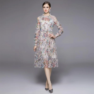 Vestido midi de gasa floral con manga larga y falda de capas escalonadas
