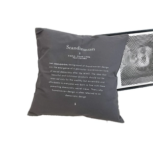 Federa per cuscino scandinava grigio scuro con stampa di lettere bianche minimalista
