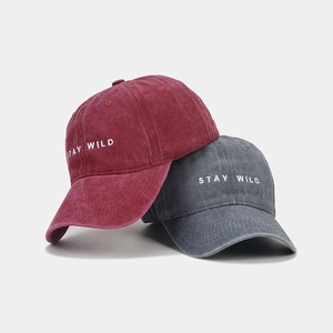 Berretti da baseball in cotone lavato rosso e grigio con ricamo Stay Wild stile vintage