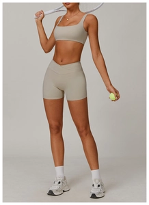 Detailansicht von Sport-Bra und Cross-Taille-Shorts-Set für Fitness und Tennis