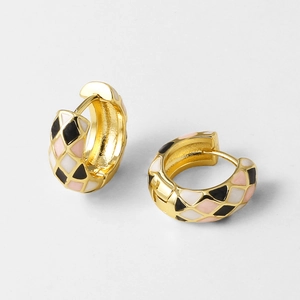 Detail von 18k vergoldeten Creolen mit dreifarbigem Emaille-Rautenmuster Design