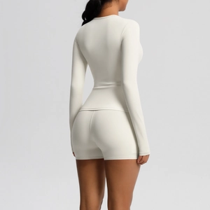 Vue arrière de l'ensemble de yoga ivoire avec haut à manches longues et short de sport
