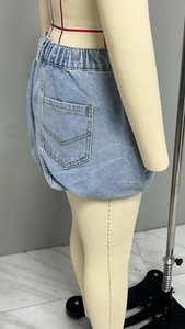 Detailansicht von elastischem Bund und V-förmigen Nähten an hellblauem Jeansrock