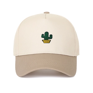 Détail de la broderie cactus sur casquette de baseball bicolore crème et kaki en coton
