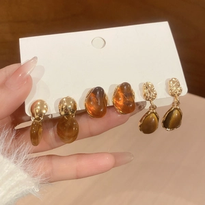 Détails des boucles d'oreilles vintage en résine et métal doré pour femme