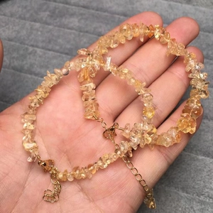 Handgefertigtes Armband mit unregelmäßigen natürlichen Citrin-Kristallen und Goldverschluss