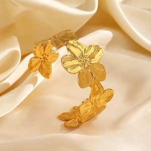 Bracciale a polsino con fiori dorati regolabili e petali spazzolati su seta