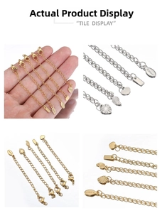 Détail de chaînes d'extension en acier plaqué or 18k avec breloques en forme de cœur et feuille