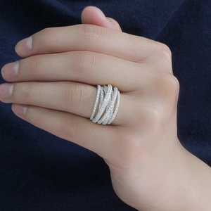 Détail d'une bague croisée multicouche en argent ornée de zircons cubiques pavés