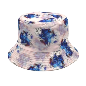 Détail de bob réversible avec motif floral aquarelle bleu et violet et coutures