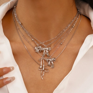 Collier multi-rangs argenté à 5 pièces avec pendentifs nœuds et chaînes métal