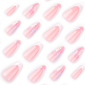 Unghie finte a mandorla corte con punte French bianche, base rosa e motivi floreali