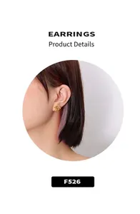 Détail de boucles d'oreilles dorées avec zircon émeraude et motif floral sur le mannequin