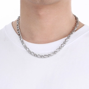 Dettaglio di una collana a maglia piatta in acciaio inossidabile argentato