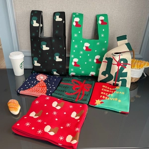 Détail de sacs fourre-tout en tricot sur le thème de Noël avec motifs festifs variés