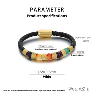 Dettaglio macro del bracciale in pelle intrecciata con pietre di quarzo e chiusura magnetica