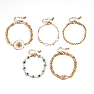 Ensemble de cinq bracelets bohèmes dorés avec charms œil maléfique et cristaux