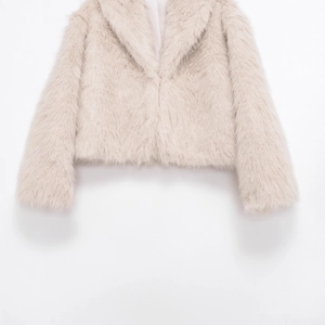Manteau court en fausse fourrure beige clair avec large col et texture douce