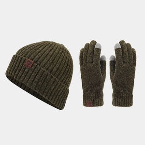Ensemble bonnet et gants en maille vert olive avec texture côtelée et écusson en cuir