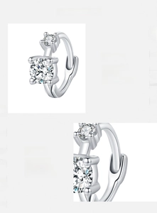 Détail macro de boucles d'oreilles en argent 925 avec double sertissage de zircons 5A brillants