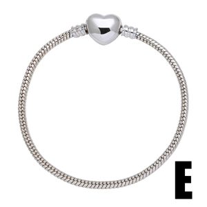 Dettaglio del bracciale a catena snake argento con chiusura a forma di cuore unico