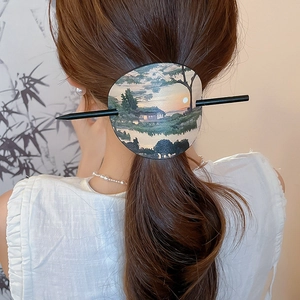 Detail einer Leder-Haarnadel mit eleganter chinesischer Landschaftsmalerei für Frisuren