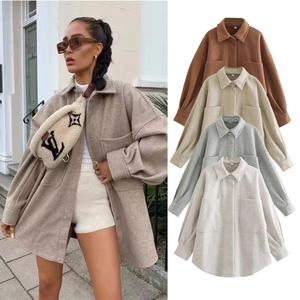 Détail de vestes chemises en laine surdimensionnées en quatre couleurs avec grandes poches