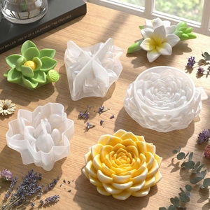 Moules en silicone pour bougies lotus et succulentes sur un bureau en bois naturel
