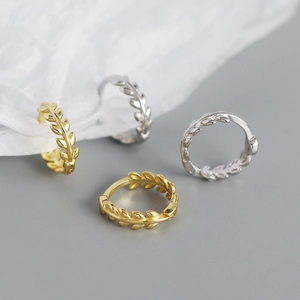 Dettaglio di orecchini a cerchio a foglia in argento S925 color oro e argento