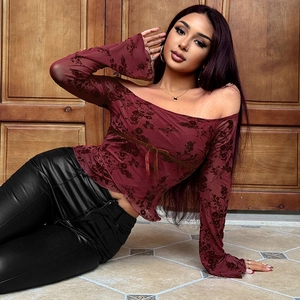 Haut à épaules dénudées en tulle bordeaux à fleurs avec pantalon en similicuir noir