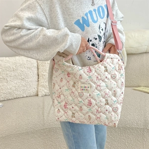 Détail du sac à main matelassé avec imprimés de dessins animés et bandoulière rose