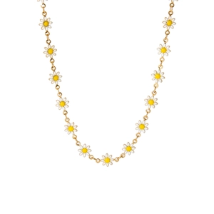 Makro-Detail der 18K Gold-Edelstahlkette mit weißen Emaille-Gänseblümchen-Anhängern
