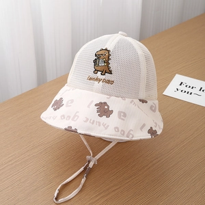 Dettaglio della corona in mesh traspirante e ricamo Lucky DINO sul cappello da bimbo