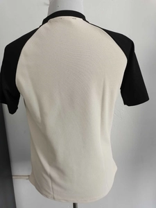 Dettaglio del retro della t-shirt in maglia a nido d'ape con maniche raglan e color block