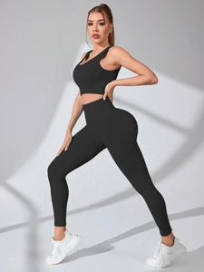 Ensemble de yoga côtelé noir sans couture avec legging taille haute et brassière en U
