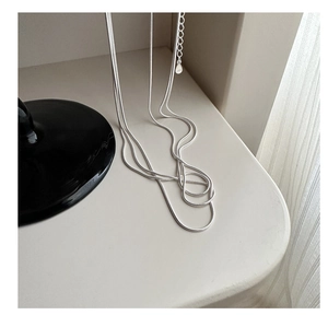 Vista macro dettagliata della catena a serpente in argento sterling S925 su base bianca