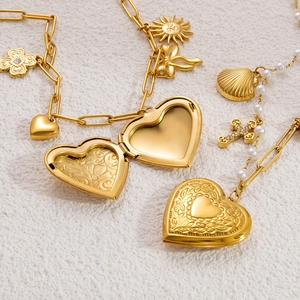 Collier en acier doré avec médaillon cœur, perles et maille trombone tendance