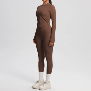 Ensemble de yoga marron chocolat deux pièces avec haut zippé et legging taille haute