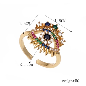 Détail d'une bague ajustable œil protecteur sertie de zircons avec dimensions