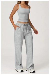 Détail d'un ensemble de yoga gris deux pièces avec haut dos nageur et pantalon large