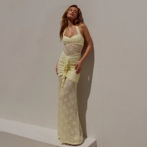 Gros plan détaillé de la robe longue en dentelle jaune avec découpe à la taille et plis fins