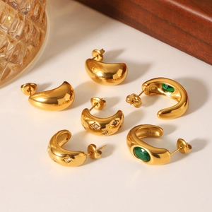 18K gold-plated C-shape stainless steel earrings set with green stones and zircons