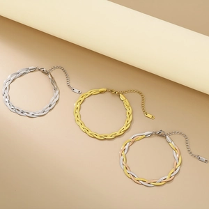 Vista dettagliata dei braccialetti a catena serpente intrecciata in oro e argento