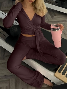 Détails d'un ensemble de yoga marron foncé à manches longues avec haut à nouer et legging